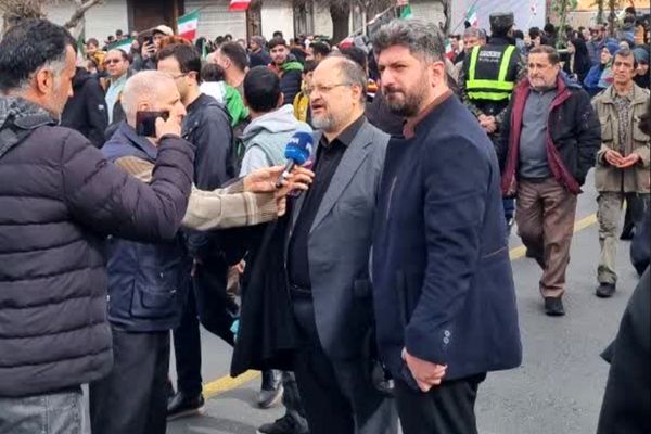 حضور محمد شریعتمداری در راهپیمایی ۲۲ بهمن