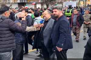 حضور محمد شریعتمداری در راهپیمایی ۲۲ بهمن