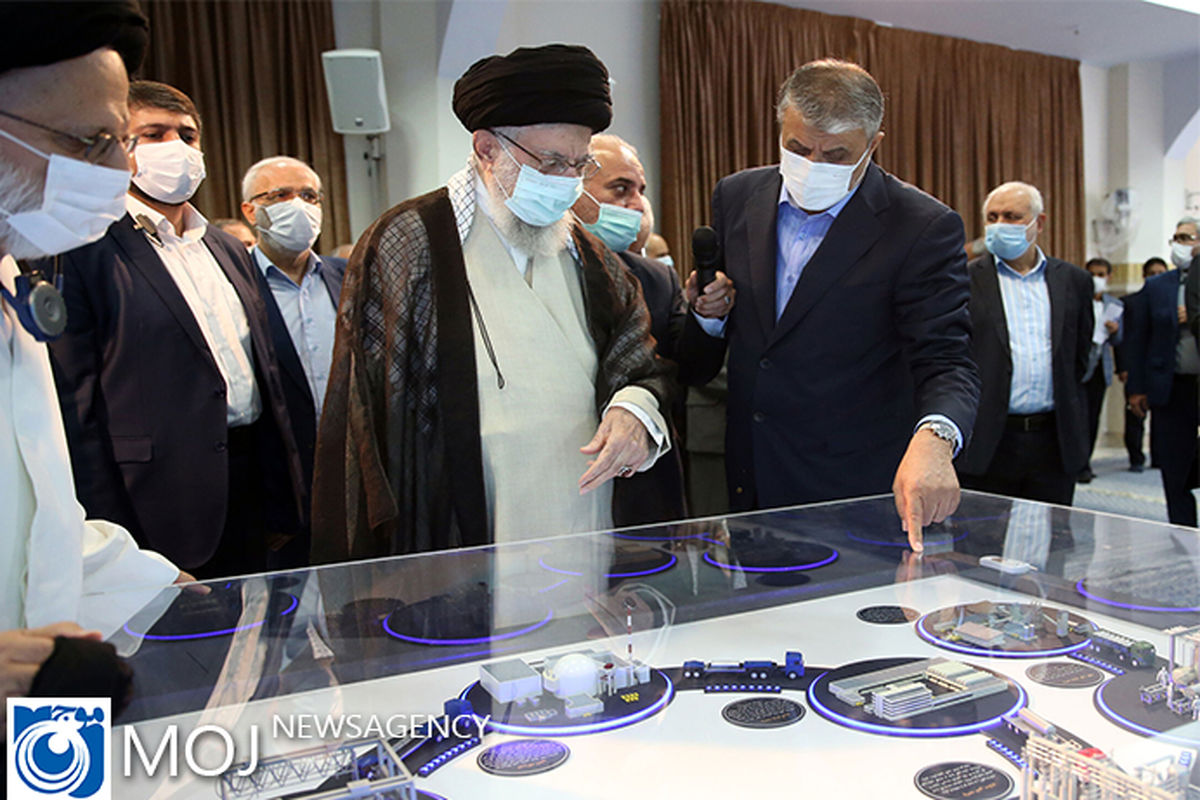 بازدید رهبر انقلاب از نمایشگاه دستاوردهای صنعت هسته‌ای کشور