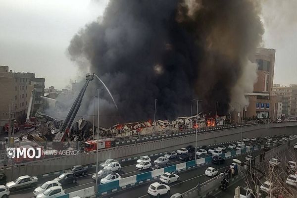 آتش‌سوزی گسترده در بازارچه نیایش/ ۱۰ ایستگاه آتش‌نشانی به محل اعزام شدند