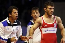 تشویق محمدی و رنگرز در حضور پر تعداد تماشاگران / دستگیری یک تماشاگر و قهر پیام نور