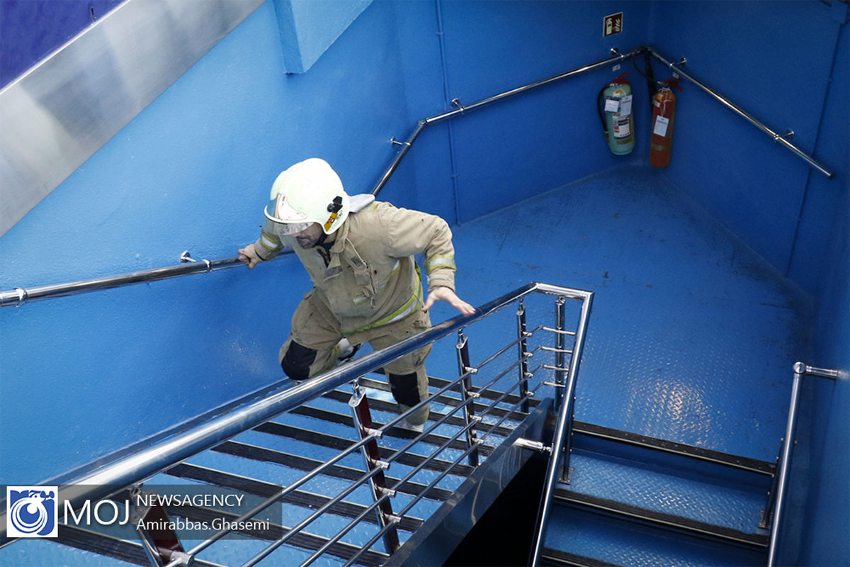 مسابقات پله نوردی آتش نشانان در برج میلاد