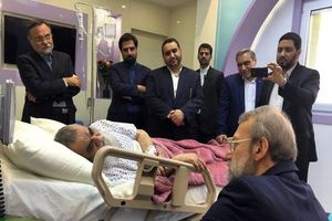 لاریجانی به عیادت آیت الله مظاهری رفت