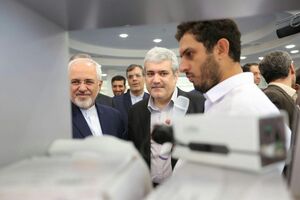 بازدید ستاری و ظریف از نمایشگاه دائمی محصولات فناورانه پارک فناوری پردیس