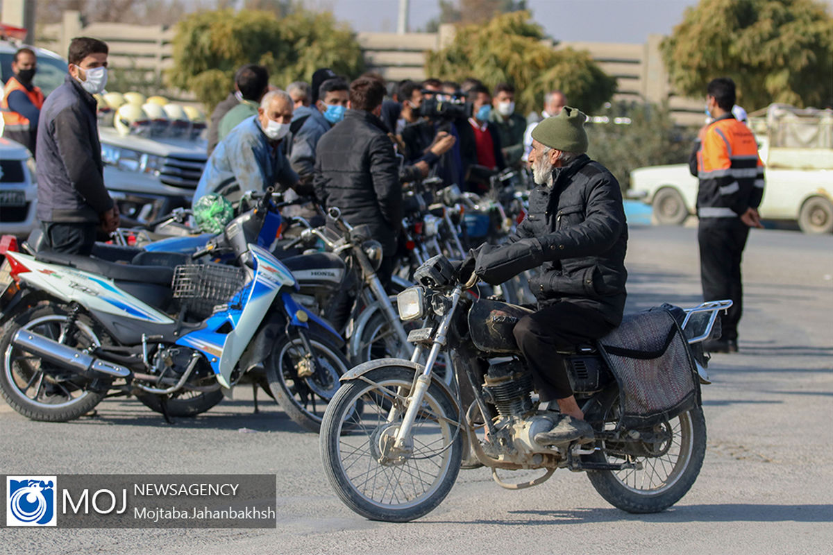 اهدا کلاه ایمنی به راکبان موتورسیکلت به مناسبت هفته حمل و نقل