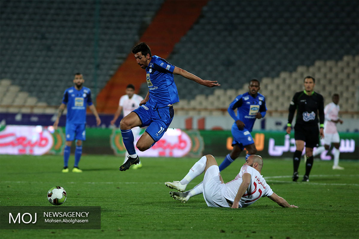 دیدار تیم های فوتبال استقلال تهران و نساجی مازندران