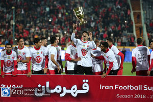 اهدای جام قهرمانی سوپر جام فوتبال به پرسپولیس