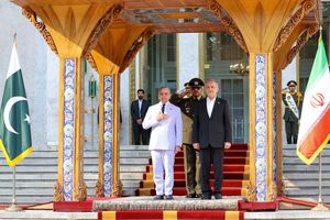  پزشکیان از نخست وزیر پاکستان استقبال کرد