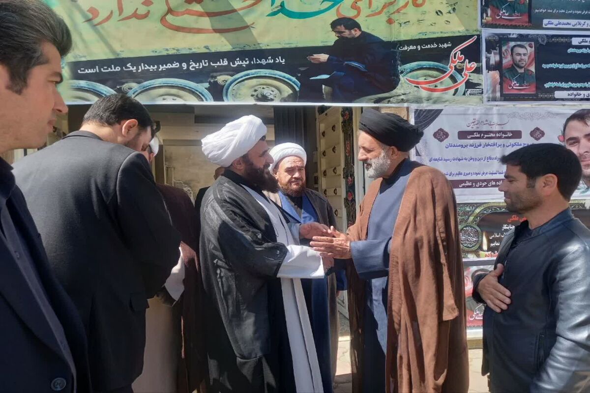 دیدار نماینده ولی فقیه در بنیاد شهید کشور با خانواده شهدای جنگ رمضان در اردبیل