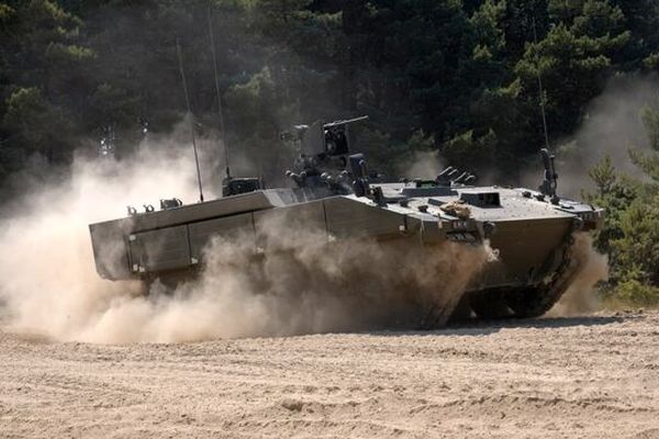  ۵۰ زره‌پوش ۱۰ میلیون پوندی پس از ۸ سال تأخیر تحویل ارتش انگلیس شد