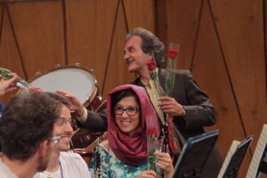 روحانی و تقدیم گل به دختران نوازنده