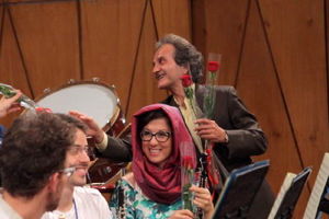 روحانی و تقدیم گل به دختران نوازنده