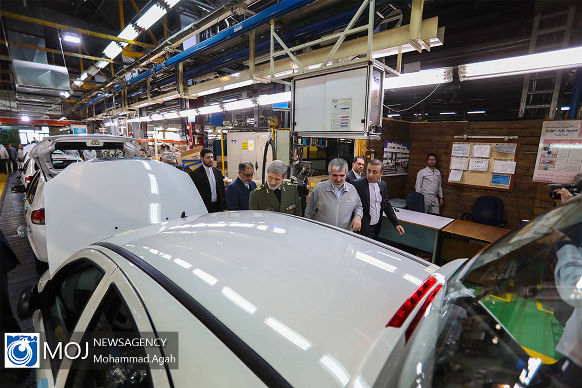 بازدید وزیر دفاع از  خط تولید خودرو سازی سایپا