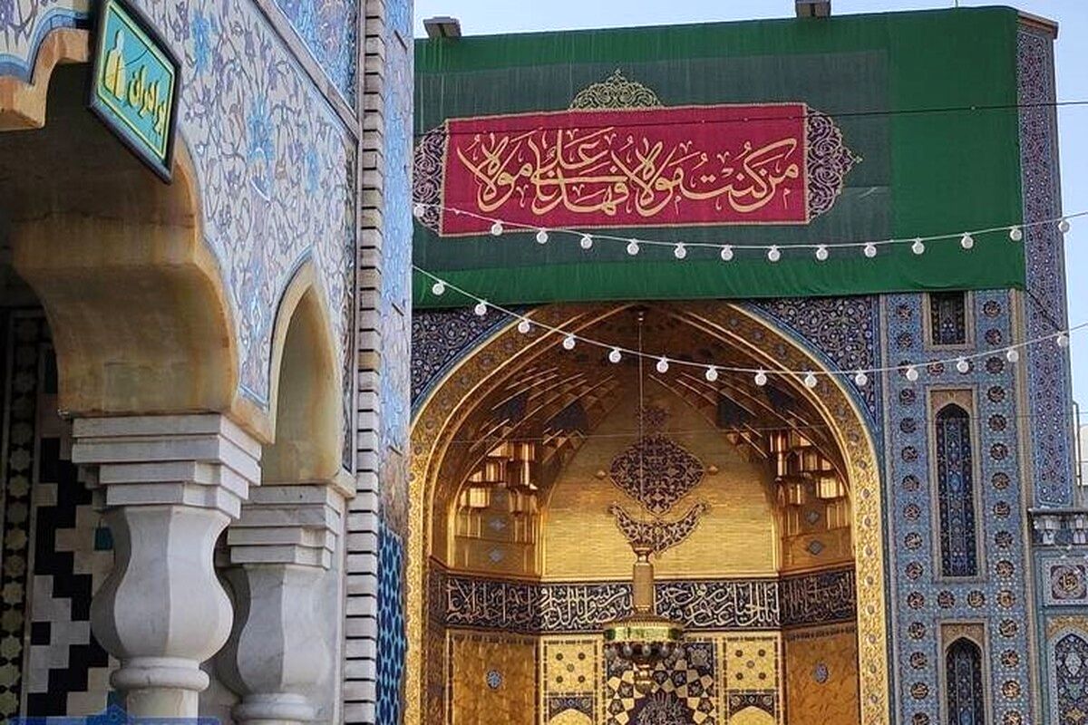 نصب کتیبه در حرم رضوی