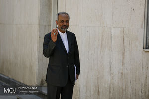 نهاوندیان ریاست بانک مرکزی را تکذیب کرد