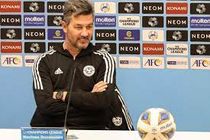 بابت سه امتیاز به بازیکنانم تبریک می‌گویم