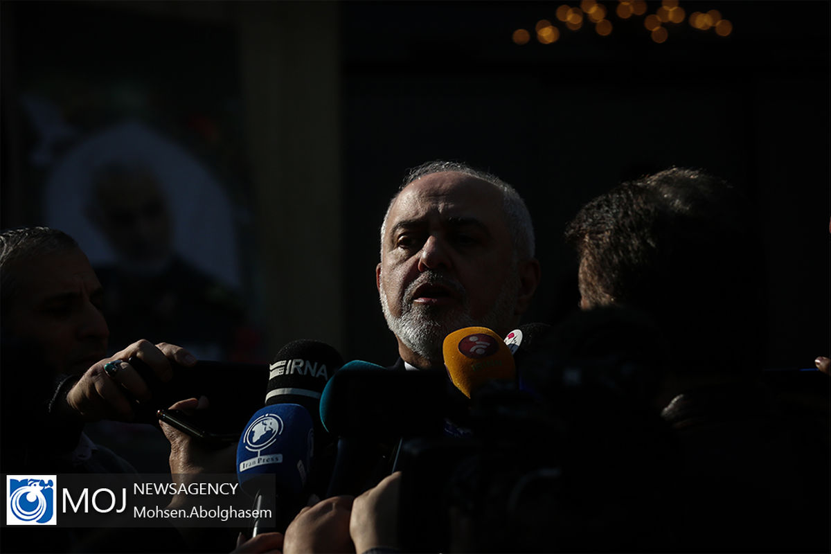 حاشیه جلسه هیات دولت - ۱۸ دی ۱۳۹۸/ ظریف