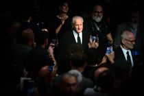 مایکل مان جایزه لومیر ۲۰۲۵ را از ایزابل هوپر دریافت کرد