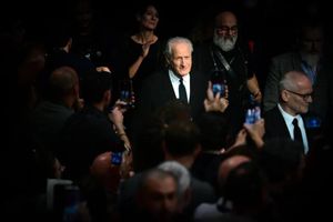 مایکل مان جایزه لومیر ۲۰۲۵ را از ایزابل هوپر دریافت کرد