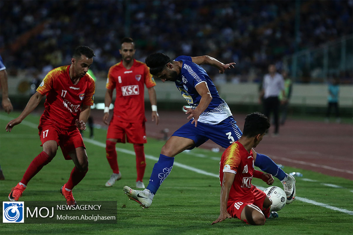 دیدار تیم های فوتبال استقلال تهران و فولاد خوزستان