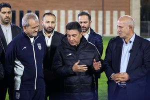 پزشکیان در مرکز ملی فوتبال پا به توپ شد