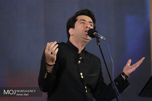 کنایه محمد معتمدی به گرانی بنزین در شب اجرای حالا که می روی