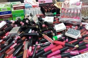 کشف محموله 3 میلیاردی  لوازم آرایشی قاچاق در اصفهان 