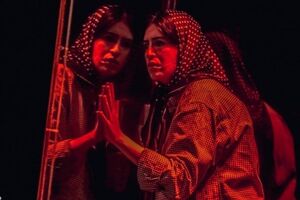 اجرای نمایش قدم‌ زدن با اسب در پردیس تئاتر شهرزاد