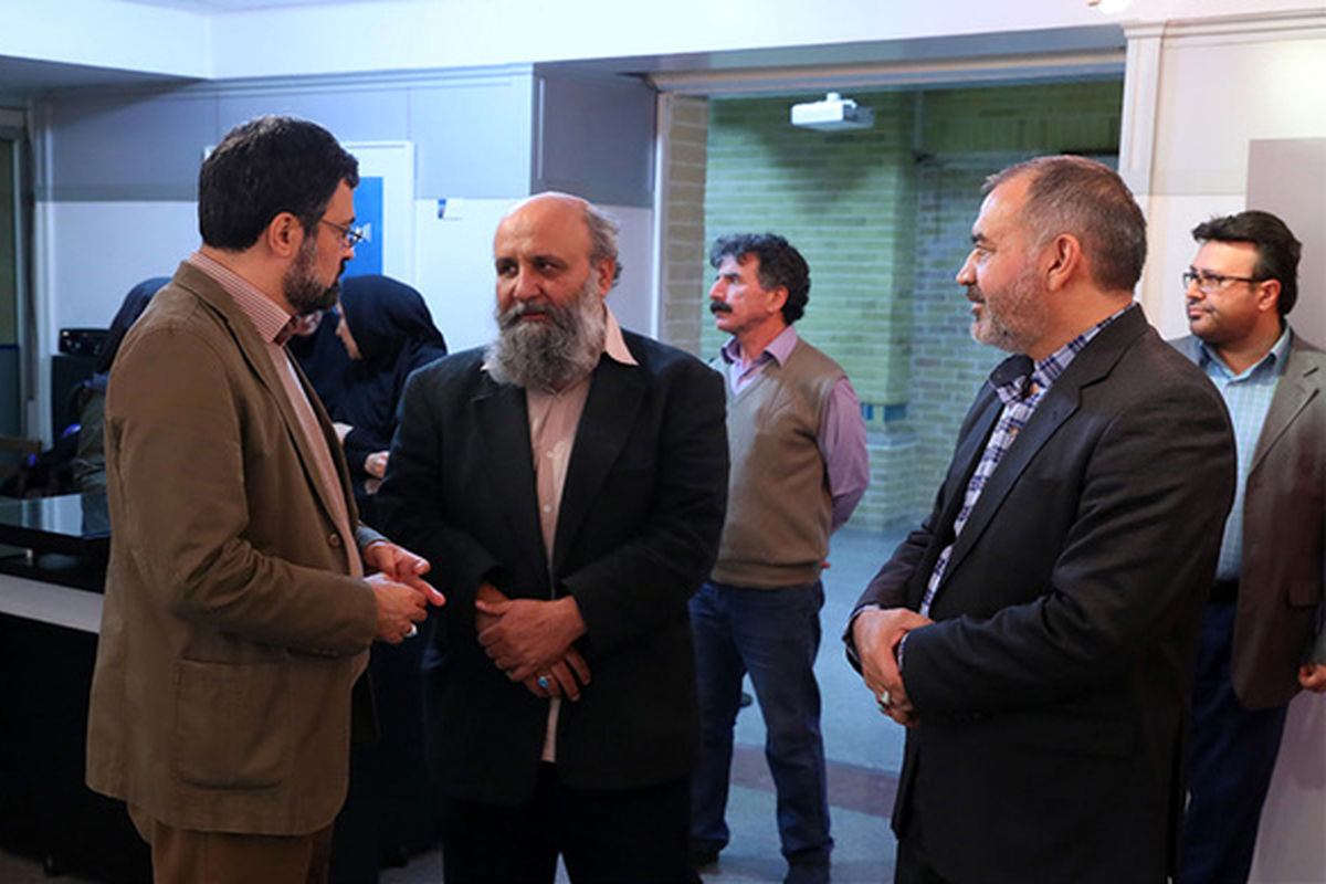 نجابتی در بازدید از  نمایشگاه حق مسلم ماست