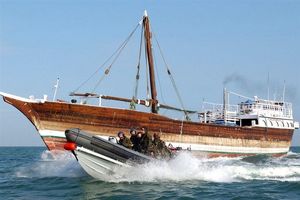 توقیف دو شناور متجاوز به آب های ایران در آبادان/ ۹ نفر دستگیر شدند