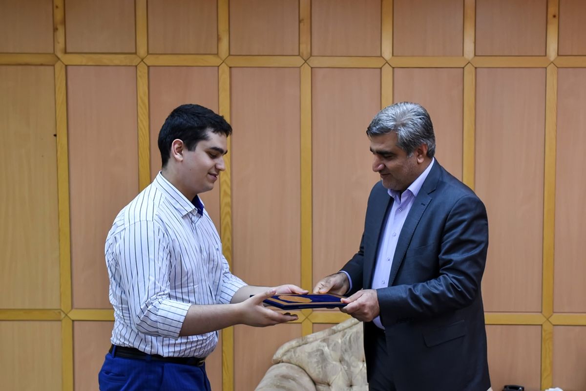 تجلیل استاندار +از دانش آموز گیلانی