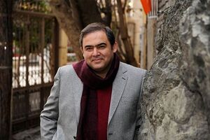 قرار منع تعقیب حسین دهباشی در پرونده شکایت بیت امام خمینی(ره) نقض شد