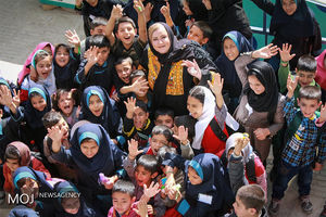 دیدار نعیمه نظام دوست با کودکان کار در آق تپه