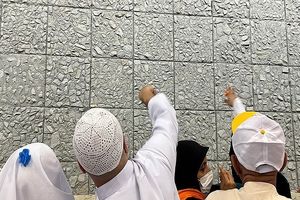 حجاج شیطان را سنگباران کردند