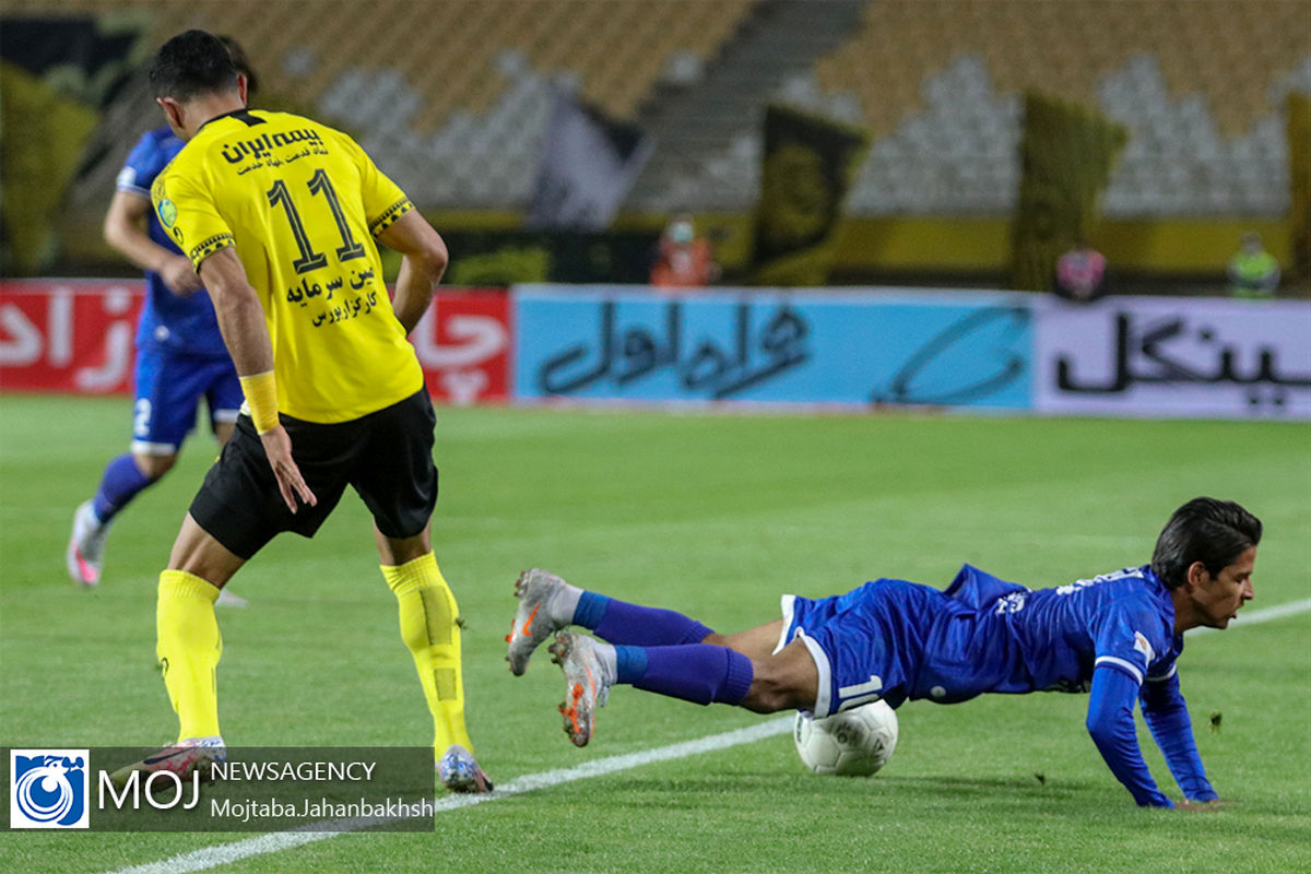 دیدار تیم های فوتبال سپاهان و استقلال تهران - ۲۵ بهمن ۱۳۹۹