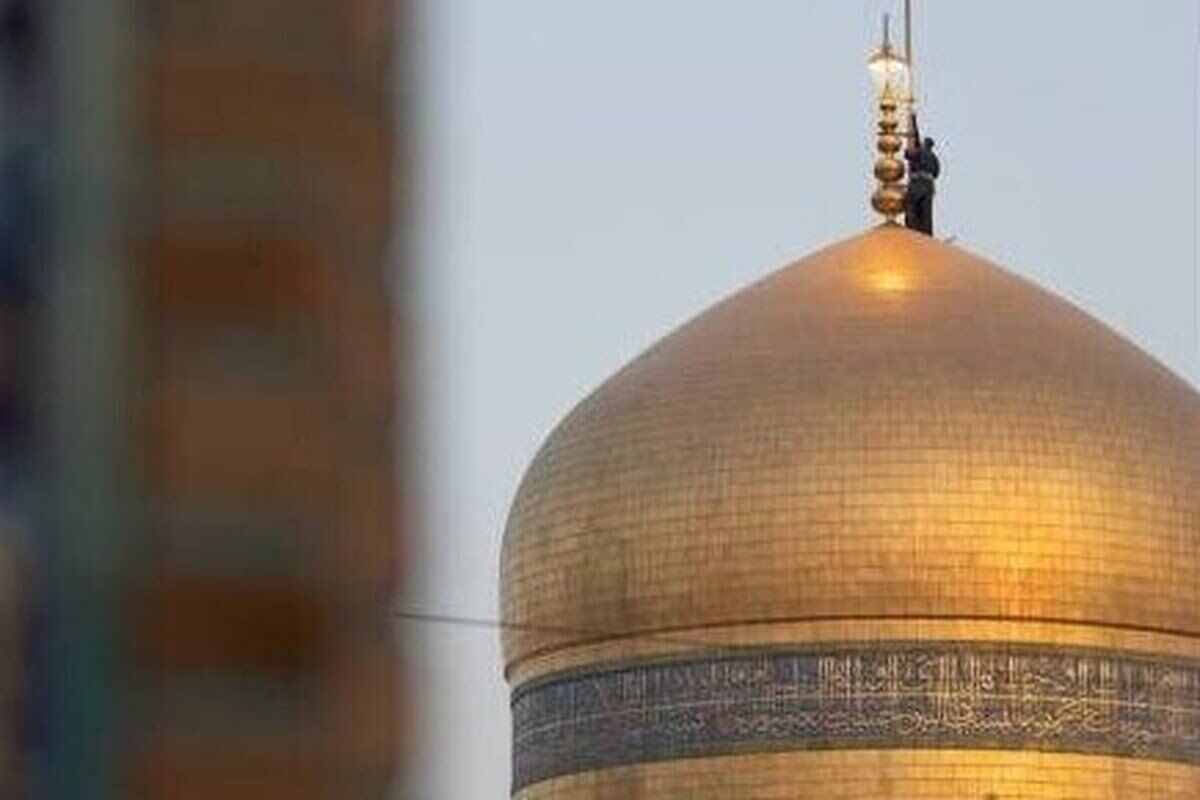 تعویض پرچم حرم امام رضا علیه‌السلام 