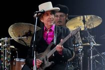 «باب دیلن» بالاخره جایزه نوبل را در دست می‌گیرد