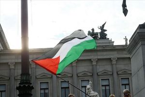 هزاران نفر در وین علیه حمایت اروپا از اسرائیل راهپیمایی کردند