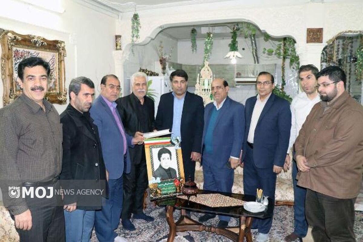 حضور مدیرکل آموزش و پرورش لرستان در منزل شهید حمید قربانی نسب