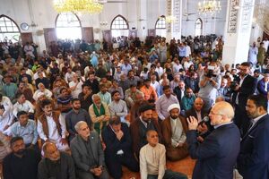 رئیس مجلس ایران در نماز جمعه کراچی حضور یافت