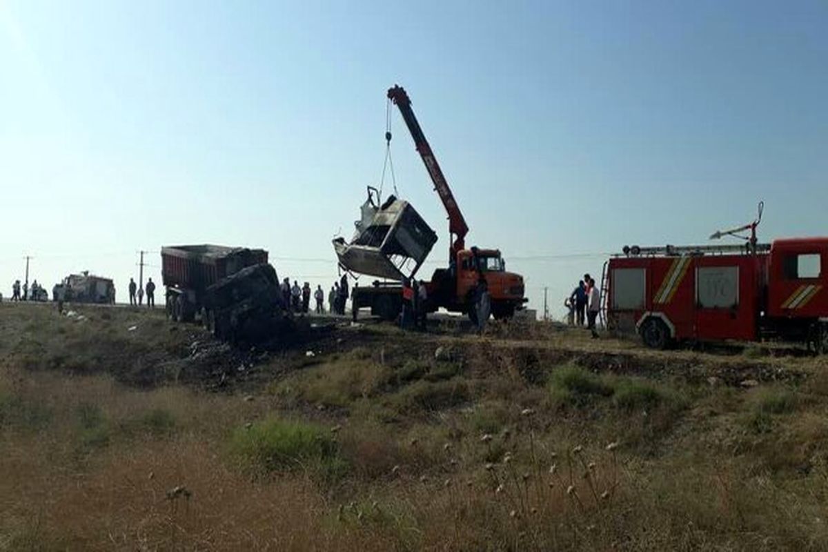 تصادف تریلی با مینی‌ بوس در گنبد