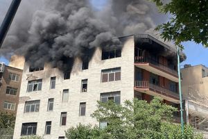 آتش‌سوزی در ساختمان چهار طبقه نزدیک میدان هفتم تیر مهار شد+ فیلم و تصاویر