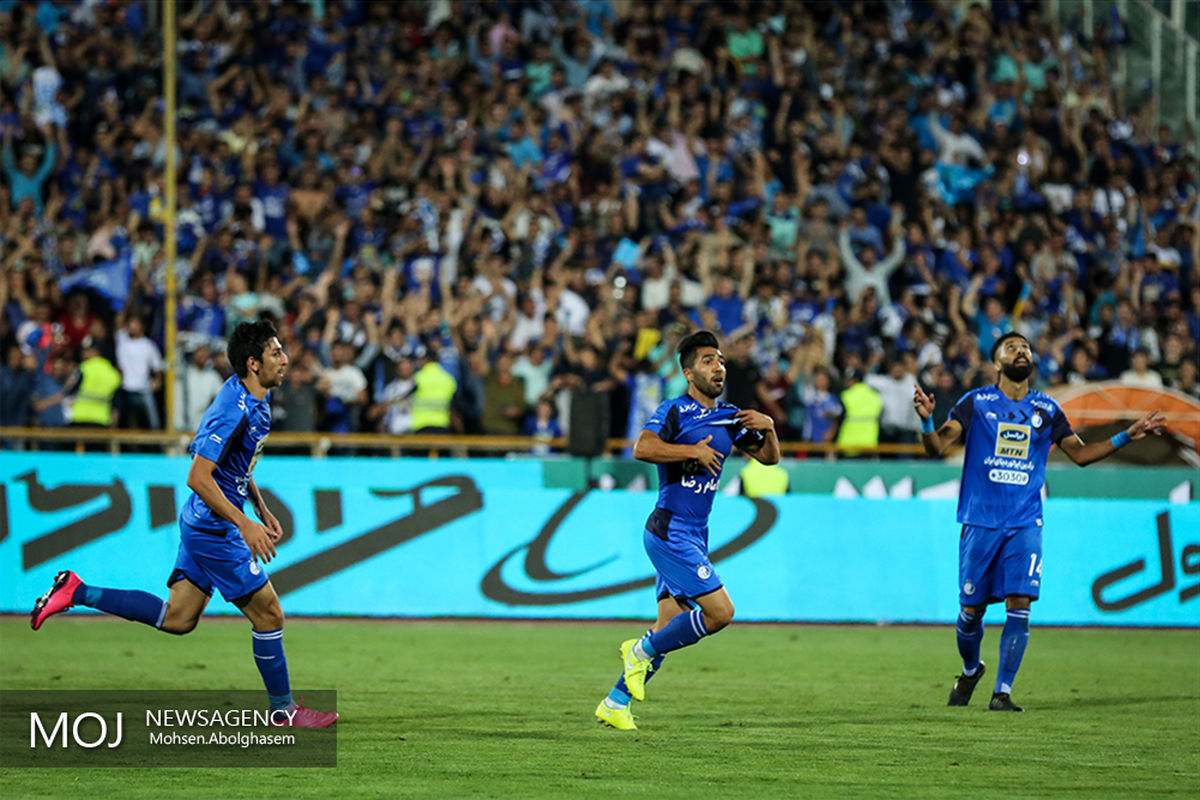 دیدار تیم های فوتبال استقلال تهران و تراکتورسازی تبریز