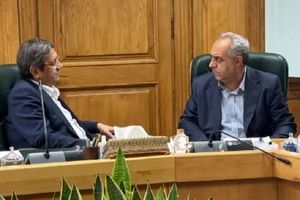 مطالبات استاندار آذربایجان‌شرقی از رییس کل بانک مرکزی برای گره‌گشایی از مشکلات بانکی