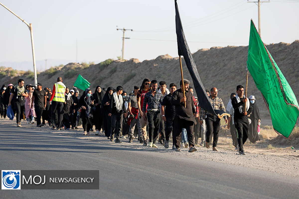 زائران پیاده در مسیر حرم امام رضا (ع)