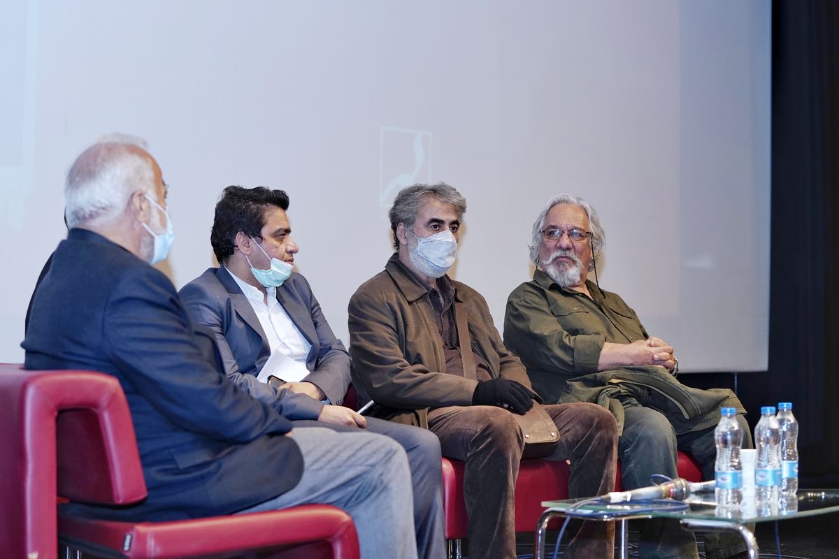 نشست نقد و بررسی فیلم سینمایی مستطیل قرمز