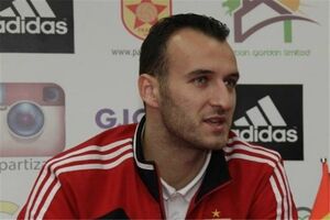ماشین سازی مدافعی آلبانیایی جذب کرد
