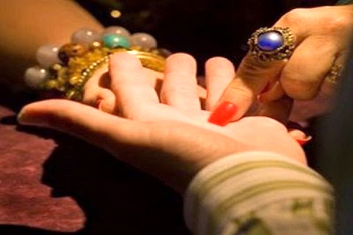 دستگیری زن رمال