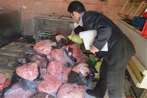 معدوم‌سازی ۶۷۴ کیلوگرم مواد غذایی غیربهداشتی  در قم‌