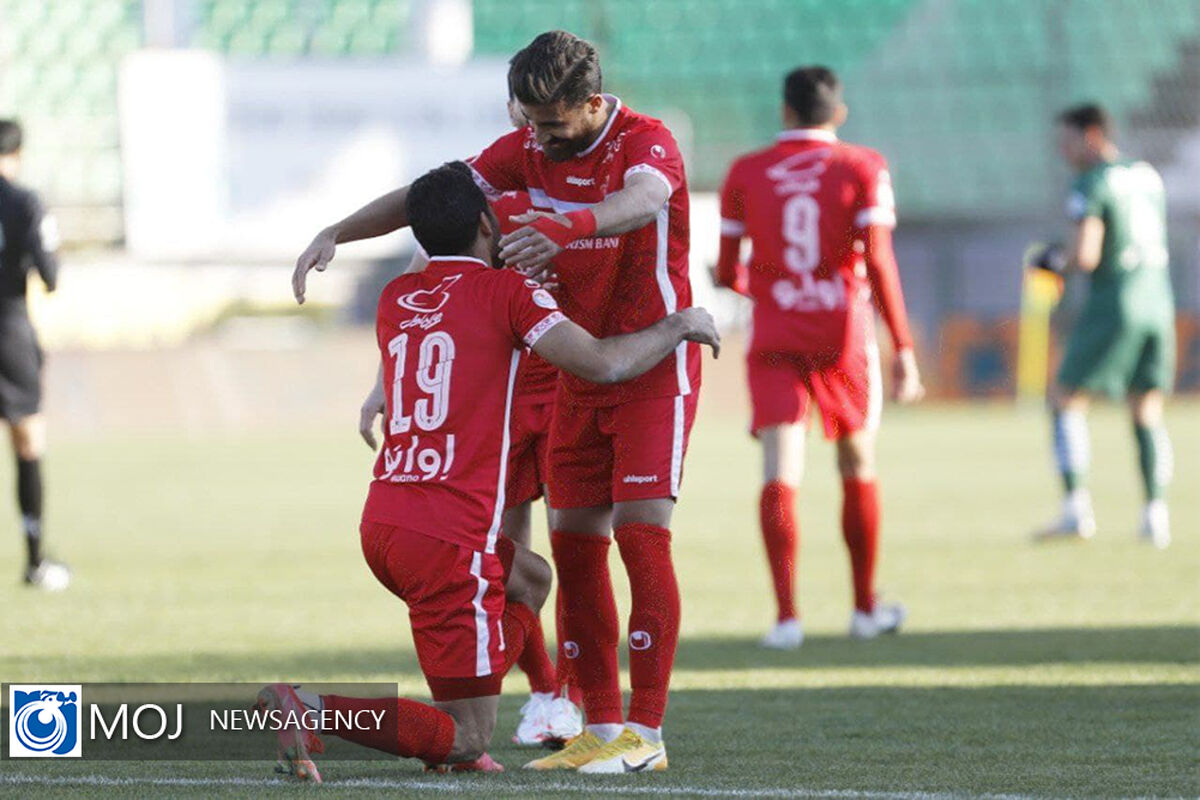 دیدار تیم های فوتبال ذوب آهن اصفهان و پرسپولیس